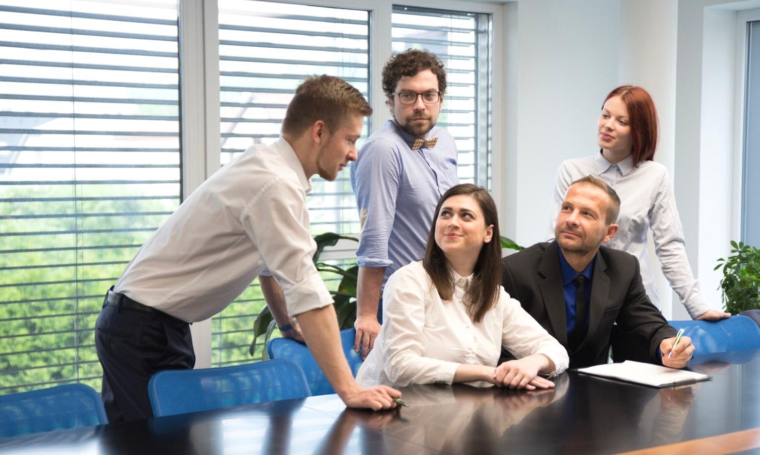 Modernes Büro mit Blick auf Finanzdiagramme und Analysewerkzeuge