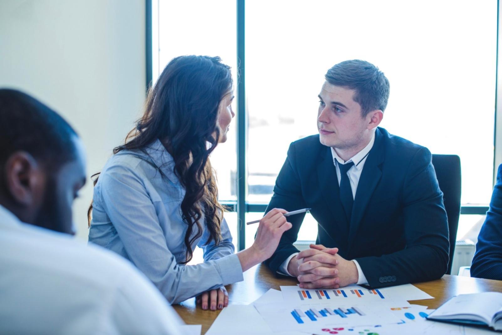 Professionelles Business-Team bei strategischer Finanzplanung