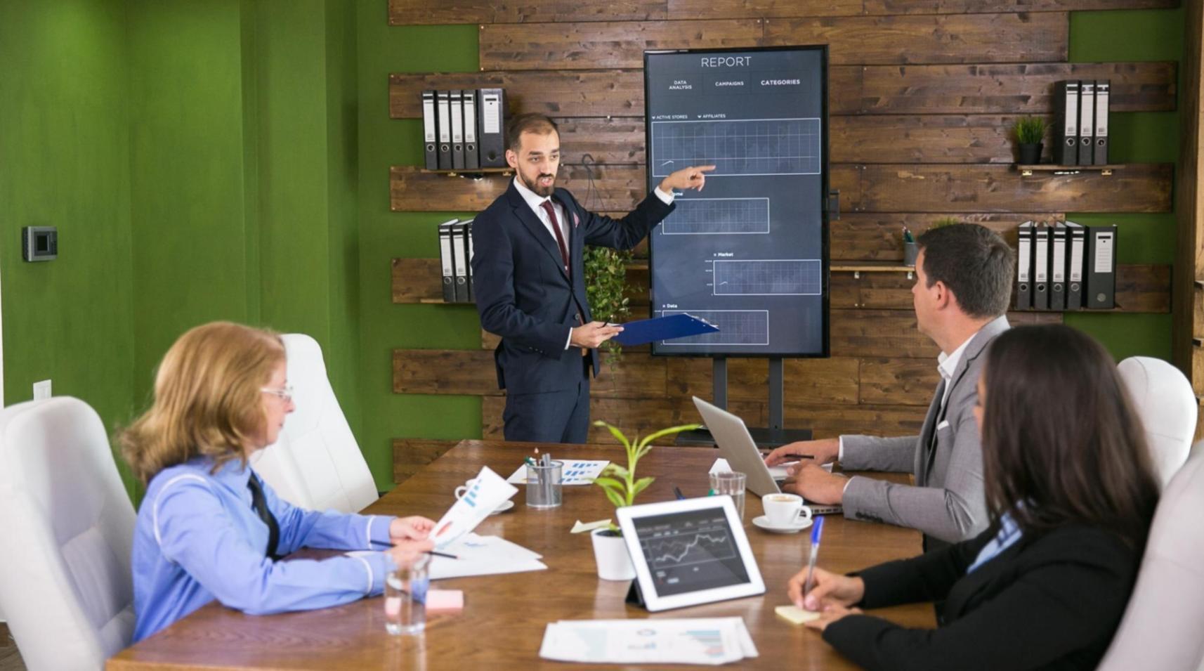 Team bei der Finanzplanung im Besprechungsraum